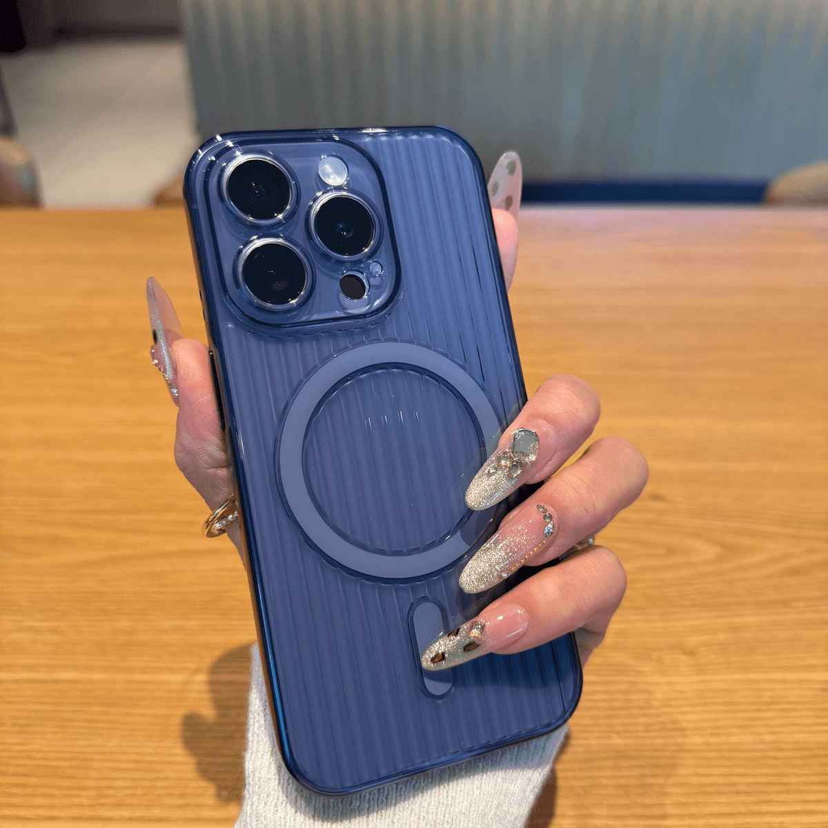 Stereoscopic creative anti-fall magnetic phone case - Image 3